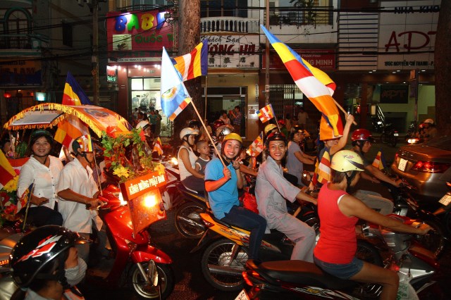 TP.HCM: Muôn sắc đêm diễu hành xe hoa mừng Phật đản PL.2557