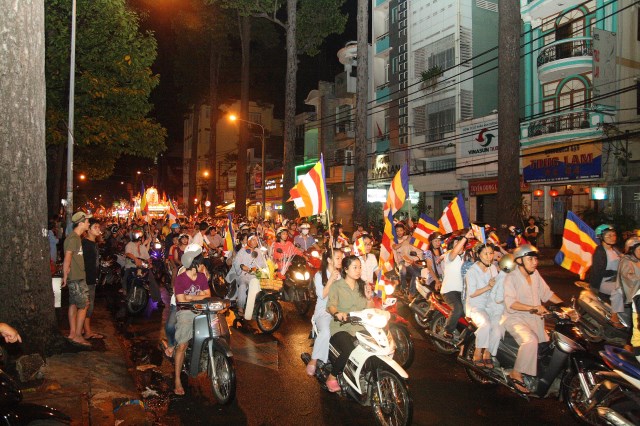 TP.HCM: Muôn sắc đêm diễu hành xe hoa mừng Phật đản PL.2557