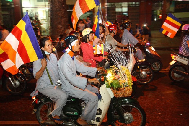 TP.HCM: Muôn sắc đêm diễu hành xe hoa mừng Phật đản PL.2557