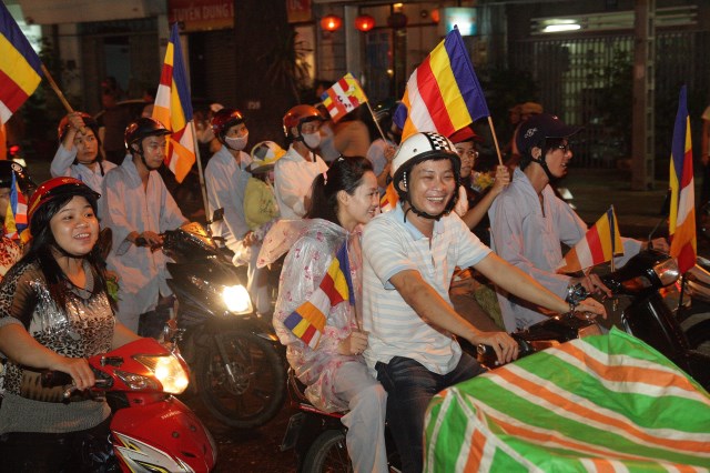 TP.HCM: Muôn sắc đêm diễu hành xe hoa mừng Phật đản PL.2557