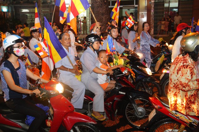 TP.HCM: Muôn sắc đêm diễu hành xe hoa mừng Phật đản PL.2557