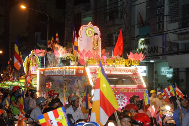 TP.HCM: Muôn sắc đêm diễu hành xe hoa mừng Phật đản PL.2557