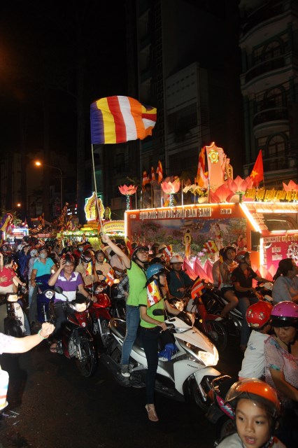 TP.HCM: Muôn sắc đêm diễu hành xe hoa mừng Phật đản PL.2557