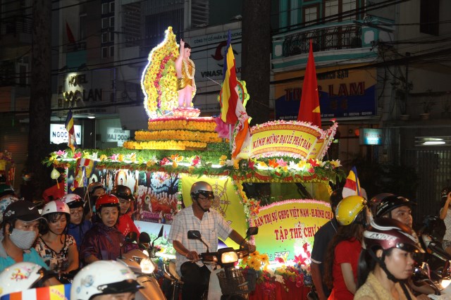 TP.HCM: Muôn sắc đêm diễu hành xe hoa mừng Phật đản PL.2557