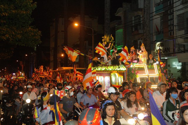TP.HCM: Muôn sắc đêm diễu hành xe hoa mừng Phật đản PL.2557