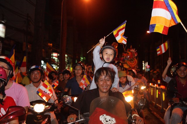 TP.HCM: Muôn sắc đêm diễu hành xe hoa mừng Phật đản PL.2557