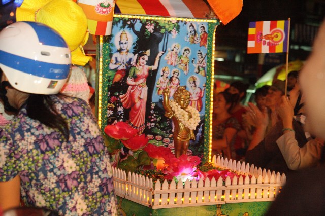 TP.HCM: Muôn sắc đêm diễu hành xe hoa mừng Phật đản PL.2557