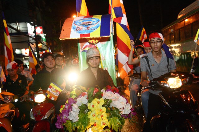 TP.HCM: Muôn sắc đêm diễu hành xe hoa mừng Phật đản PL.2557