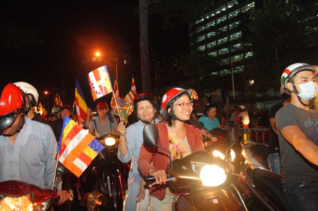 TP.HCM: Muôn sắc đêm diễu hành xe hoa mừng Phật đản PL.2557