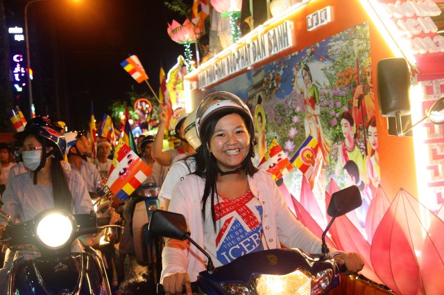 TP.HCM: Muôn sắc đêm diễu hành xe hoa mừng Phật đản PL.2557