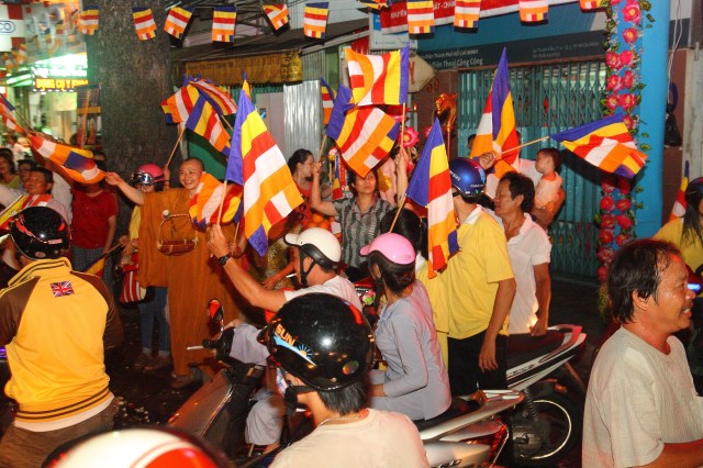 TP.HCM: Muôn sắc đêm diễu hành xe hoa mừng Phật đản PL.2557