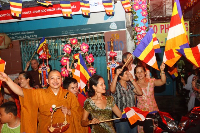 TP.HCM: Muôn sắc đêm diễu hành xe hoa mừng Phật đản PL.2557