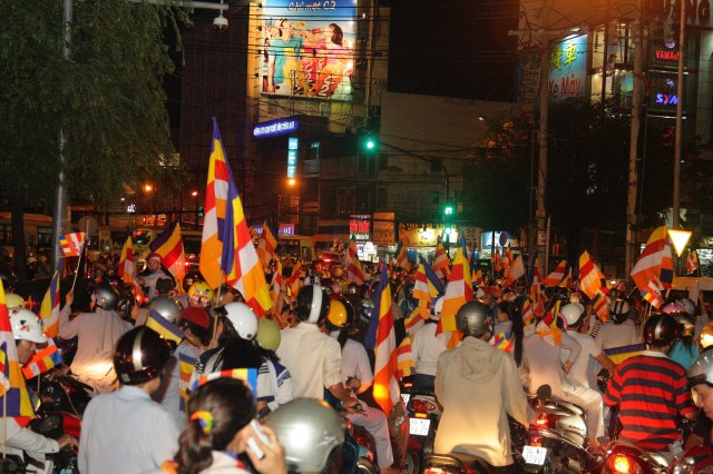 TP.HCM: Muôn sắc đêm diễu hành xe hoa mừng Phật đản PL.2557