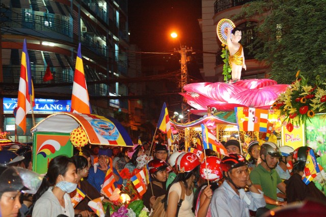 TP.HCM: Muôn sắc đêm diễu hành xe hoa mừng Phật đản PL.2557