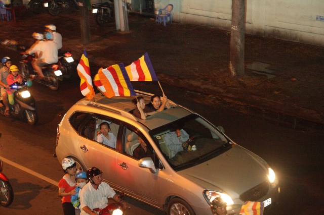 TP.HCM: Muôn sắc đêm diễu hành xe hoa mừng Phật đản PL.2557