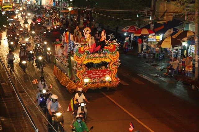 TP.HCM: Muôn sắc đêm diễu hành xe hoa mừng Phật đản PL.2557