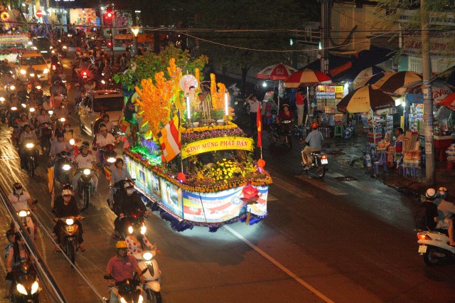 TP.HCM: Muôn sắc đêm diễu hành xe hoa mừng Phật đản PL.2557