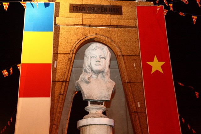 TP.HCM: Muôn sắc đêm diễu hành xe hoa mừng Phật đản PL.2557