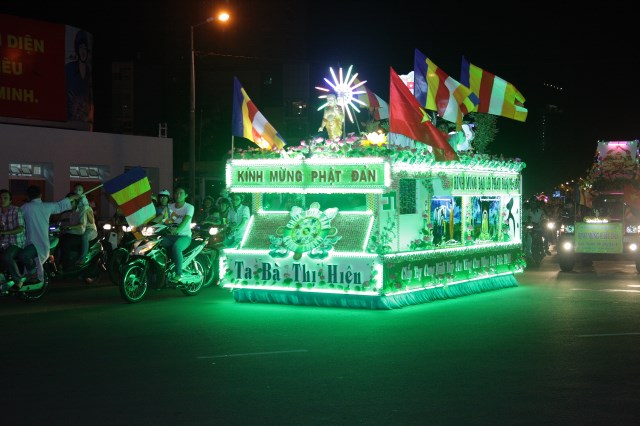 TP.HCM: Muôn sắc đêm diễu hành xe hoa mừng Phật đản PL.2557