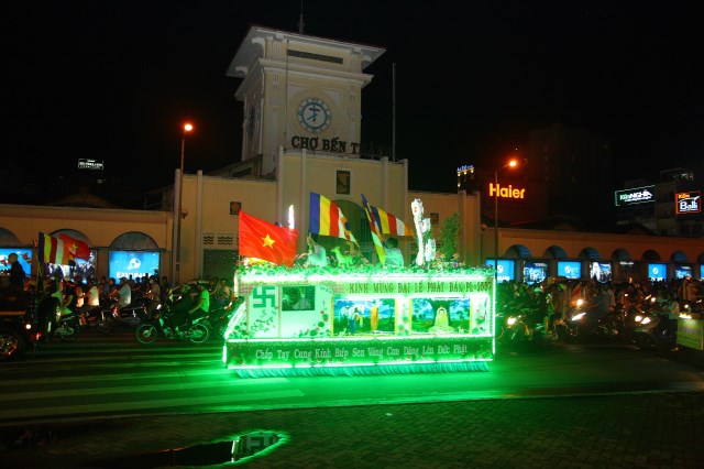 TP.HCM: Muôn sắc đêm diễu hành xe hoa mừng Phật đản PL.2557