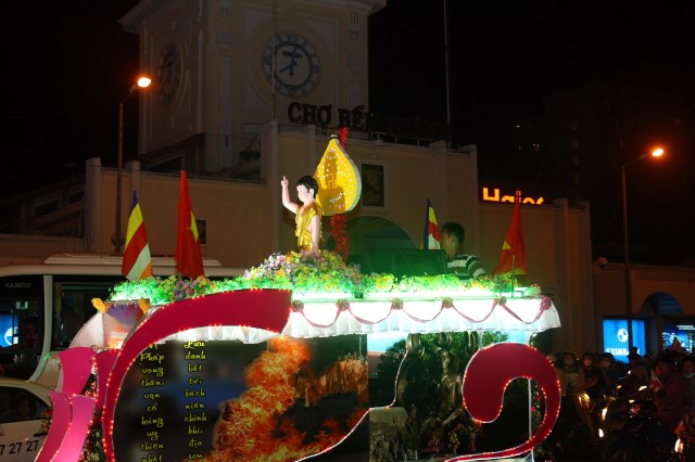TP.HCM: Muôn sắc đêm diễu hành xe hoa mừng Phật đản PL.2557