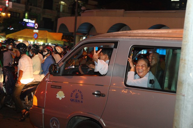 TP.HCM: Muôn sắc đêm diễu hành xe hoa mừng Phật đản PL.2557