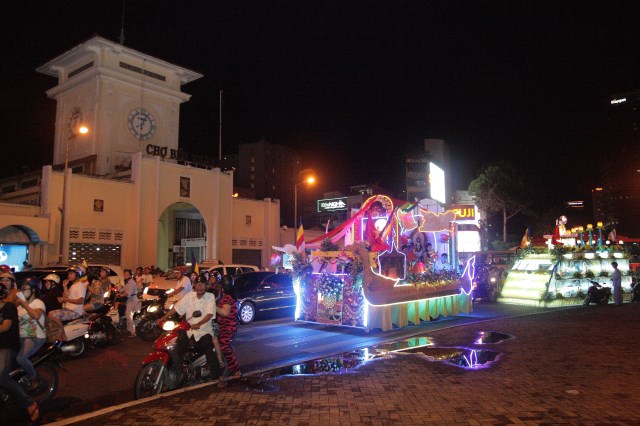 TP.HCM: Muôn sắc đêm diễu hành xe hoa mừng Phật đản PL.2557