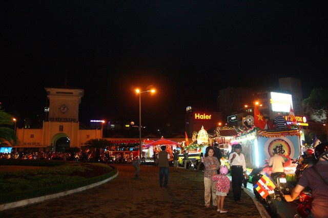 TP.HCM: Muôn sắc đêm diễu hành xe hoa mừng Phật đản PL.2557