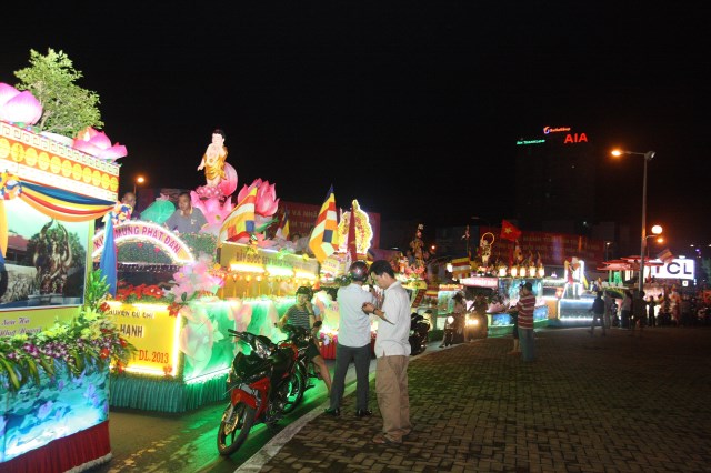 TP.HCM: Muôn sắc đêm diễu hành xe hoa mừng Phật đản PL.2557