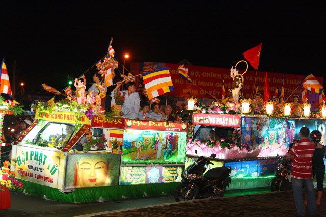 TP.HCM: Muôn sắc đêm diễu hành xe hoa mừng Phật đản PL.2557