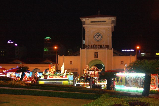 TP.HCM: Muôn sắc đêm diễu hành xe hoa mừng Phật đản PL.2557