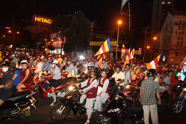 TP.HCM: Muôn sắc đêm diễu hành xe hoa mừng Phật đản PL.2557