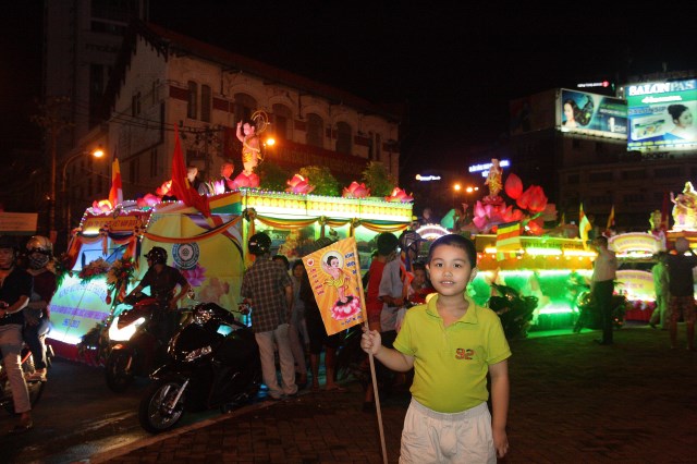 TP.HCM: Muôn sắc đêm diễu hành xe hoa mừng Phật đản PL.2557