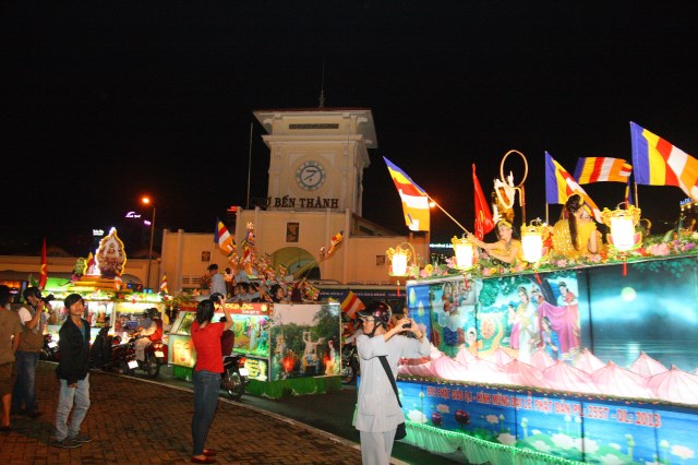 TP.HCM: Muôn sắc đêm diễu hành xe hoa mừng Phật đản PL.2557