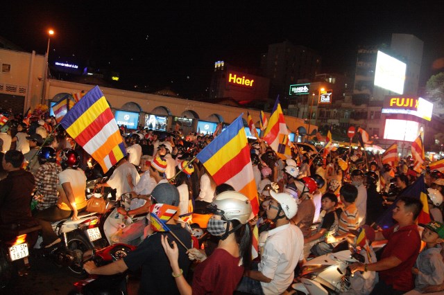 TP.HCM: Muôn sắc đêm diễu hành xe hoa mừng Phật đản PL.2557