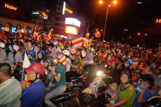 TP.HCM: Muôn sắc đêm diễu hành xe hoa mừng Phật đản PL.2557