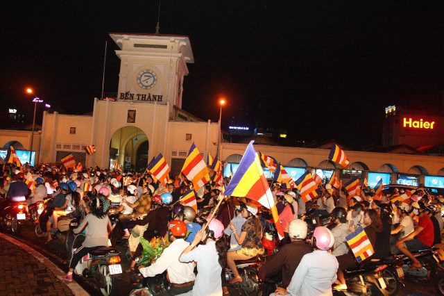 TP.HCM: Muôn sắc đêm diễu hành xe hoa mừng Phật đản PL.2557