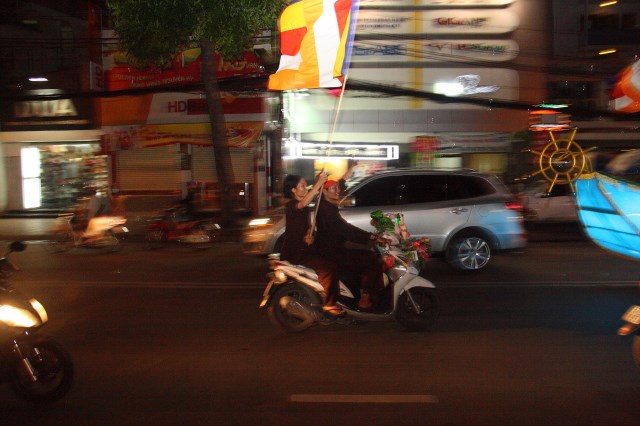 TP.HCM: Muôn sắc đêm diễu hành xe hoa mừng Phật đản PL.2557