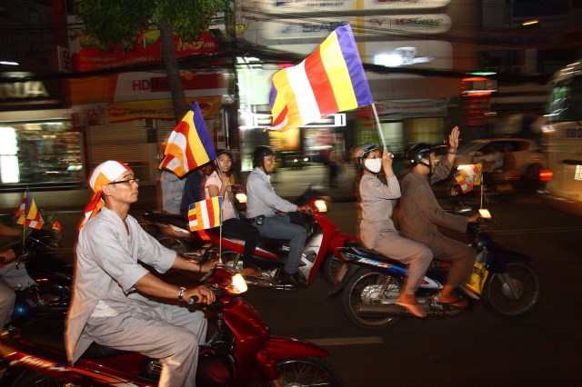 TP.HCM: Muôn sắc đêm diễu hành xe hoa mừng Phật đản PL.2557