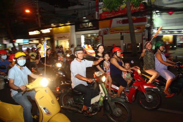 TP.HCM: Muôn sắc đêm diễu hành xe hoa mừng Phật đản PL.2557
