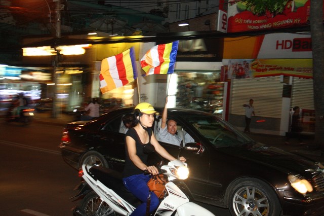 TP.HCM: Muôn sắc đêm diễu hành xe hoa mừng Phật đản PL.2557