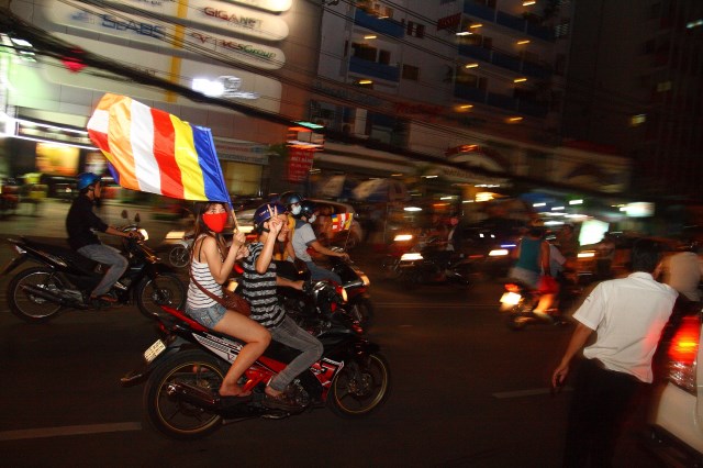 TP.HCM: Muôn sắc đêm diễu hành xe hoa mừng Phật đản PL.2557