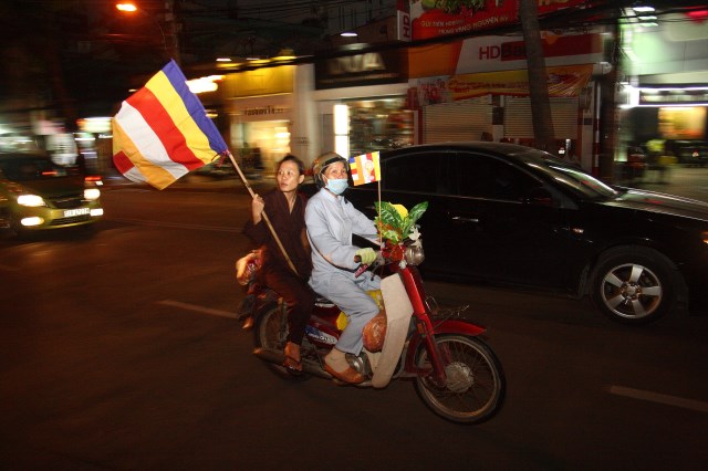 TP.HCM: Muôn sắc đêm diễu hành xe hoa mừng Phật đản PL.2557