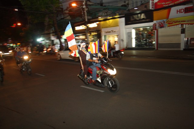 TP.HCM: Muôn sắc đêm diễu hành xe hoa mừng Phật đản PL.2557