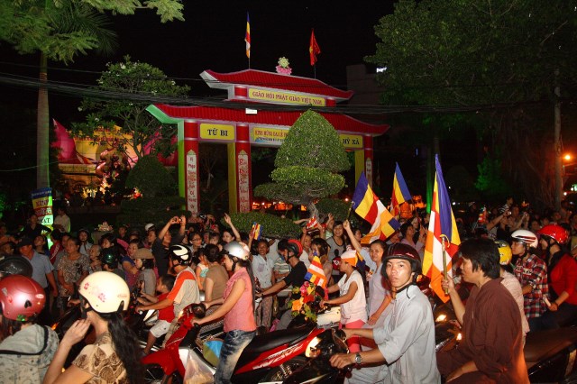 TP.HCM: Muôn sắc đêm diễu hành xe hoa mừng Phật đản PL.2557