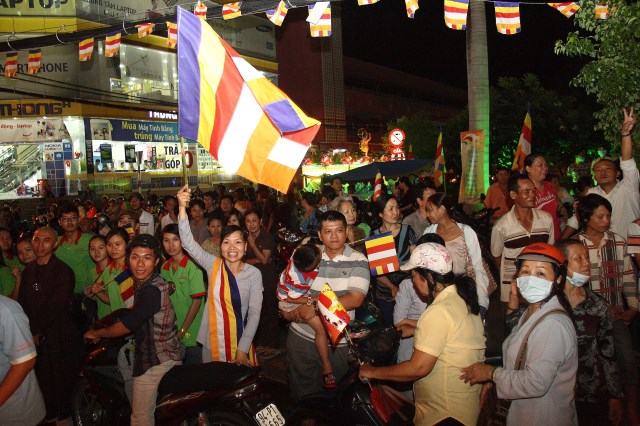 TP.HCM: Muôn sắc đêm diễu hành xe hoa mừng Phật đản PL.2557