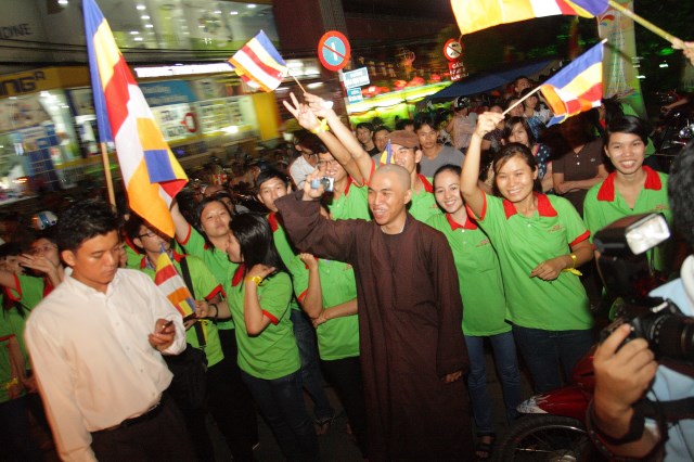 TP.HCM: Muôn sắc đêm diễu hành xe hoa mừng Phật đản PL.2557