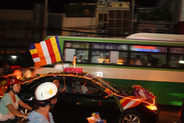 TP.HCM: Muôn sắc đêm diễu hành xe hoa mừng Phật đản PL.2557