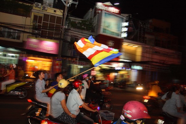 TP.HCM: Muôn sắc đêm diễu hành xe hoa mừng Phật đản PL.2557