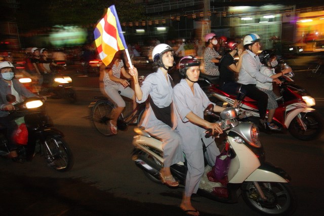 TP.HCM: Muôn sắc đêm diễu hành xe hoa mừng Phật đản PL.2557